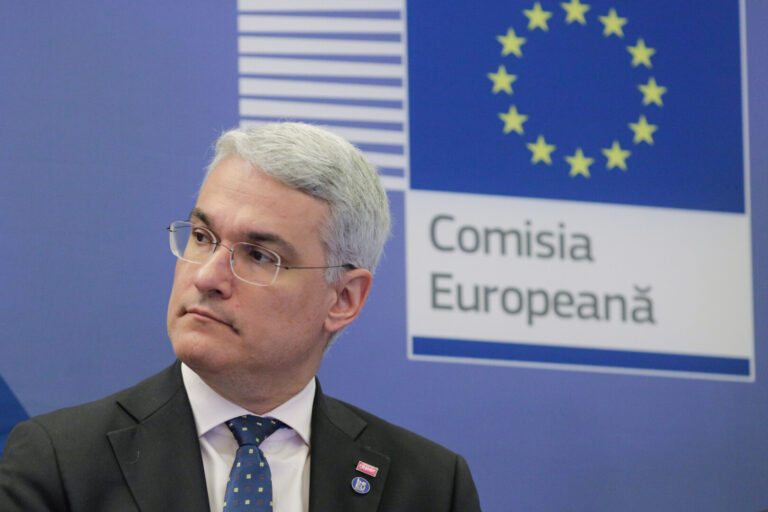 Dragoş Pîslaru a preluat mandatul la Ministerul Investiţiilor: Vom acţiona cu seriozitate pentru a accelera absorbţia fondurilor europene