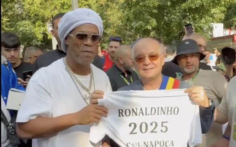 Ronaldinho, întâmpinat la Cluj-Napoca de primarul Emil Boc
