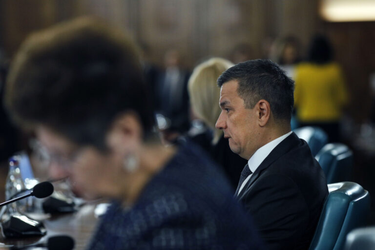 PSD moare, deci trebuie să se predea. Marea greșeală din calculul lui Grindeanu