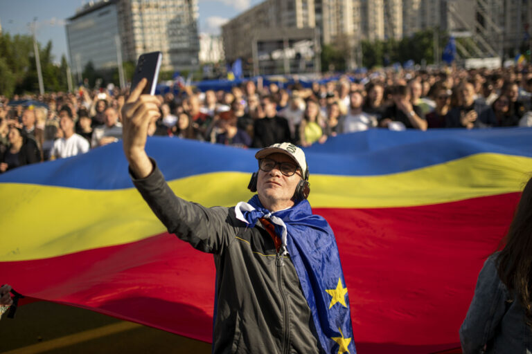 Sondaj Flashdata: 71% dintre români consideră că țara se îndreaptă într-o direcție greșită