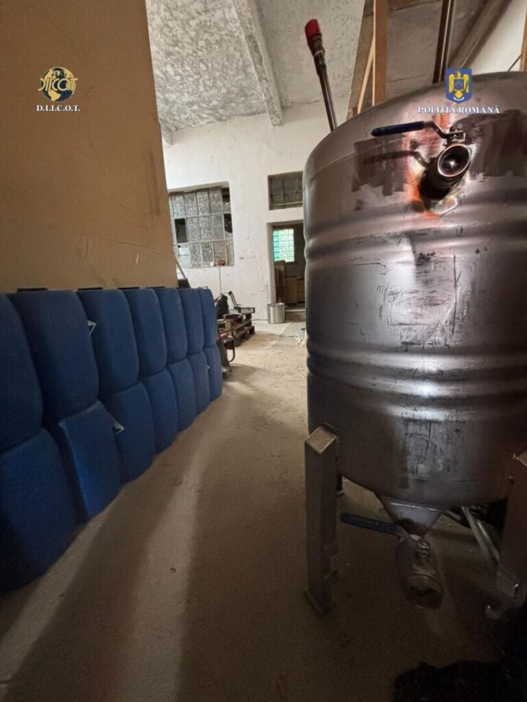 Unul dintre cele mai mari laboratoare de producţie ilegală de droguri sintetice din România, descoperit într-un depozit din judeţul Braşov