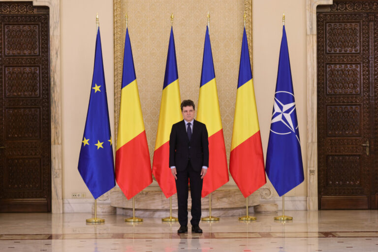 Nicuşor Dan, mesaj de Anul Nou pentru toţi românii, „oriunde s-ar afla”: Privind spre 2026, este esenţial ca statul român să devină mai eficient, mai corect şi mai aproape de cetăţeni