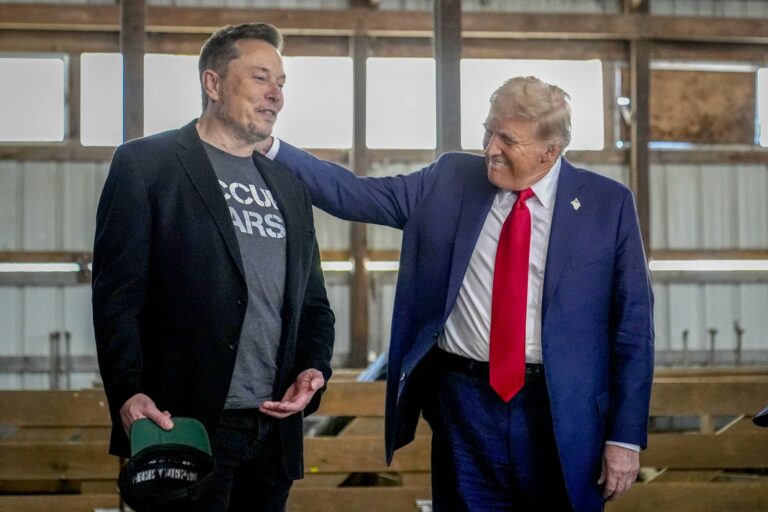 Donald Trump îl amenință pe Elon Musk: „Ar trebui să-şi închidă prăvălia şi să se întoarcă acasă în Africa de Sud”