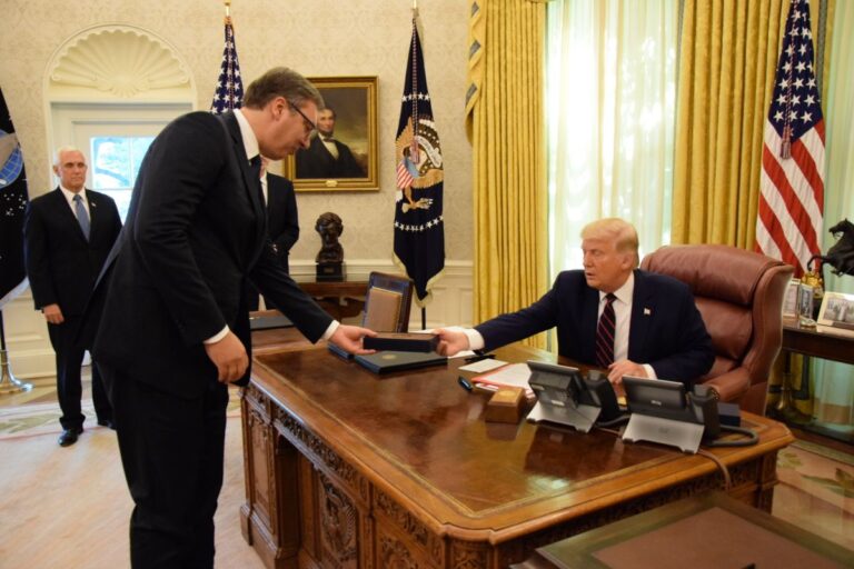Bloombeg: Administraţia Trump face presiuni asupra Serbiei şi altor ţări din Balcani să preia imigraţi expulzaţi de SUA