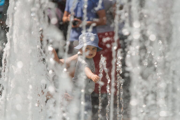 Cod roșu de caniculă în 15 județe și București / Temperaturile urcă până la 43 de grade