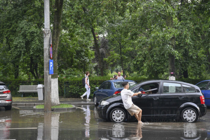 Urmari ale furtunii petrecute in Bucuresti, 9 iunie 2025. Inquam Photos / Codrin Unici