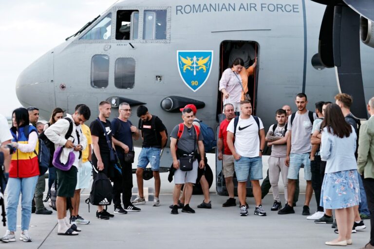 Peste 120 de cetăţeni români din zona de conflict armat din Orientul Apropiat au fost repatriați în România