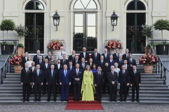 Nicuşor Dan, lângă Donald Trump și Mark Rutte la poza de grup de la summitul NATO