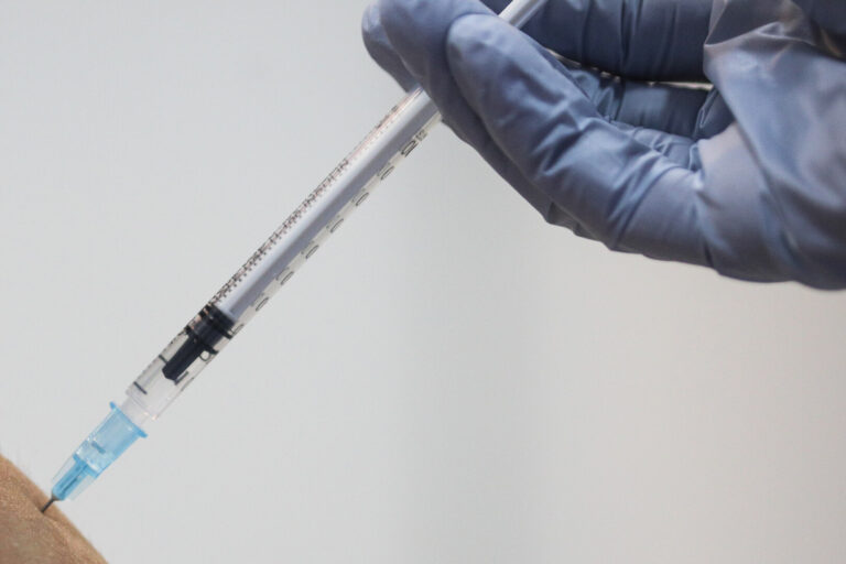 Vaccinarea anti-HPV va fi gratuită pentru fete și băieți până la 26 de ani. Legea a fost promulgată