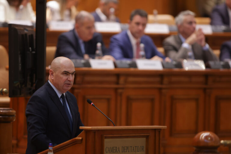 PHOTOS | Romania’s government survives no-confidence vote over austerity measures