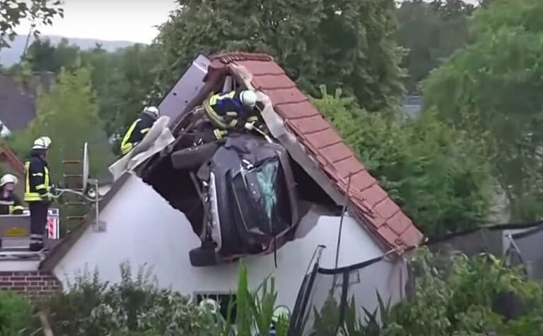 VIDEO | O maşină a ”zburat” de pe șosea în Germania şi s-a încastrat sub acoperişul unui garaj, la trei metri înălţime