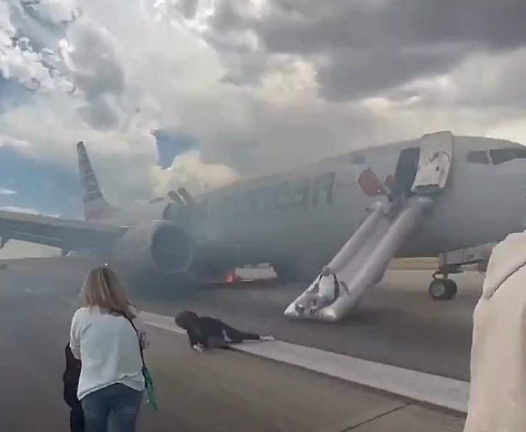 VIDEO | Frânele unui Boeing 737 MAX 8 iau foc la decolare, în Denver. 173 de pasageri şi şase membri ai echipajului, evacuaţi pe tobogan