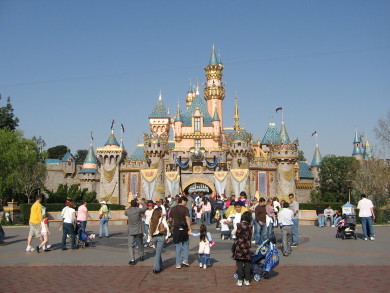 Disneyland, parcul tematic care a transformat divertismentul la nivel global, a împlinit 70 de ani