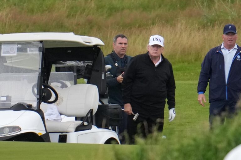Donald Trump și Ursula von der Leyen se întâlnesc în Scoţia, pentru discuţii privind un acord comercial UE-SUA