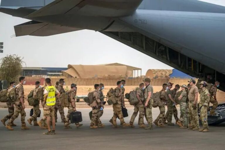 Armata franceză se retrage din Senegal şi pune capăt prezenţei sale militare în Africa de Vest şi Centrală