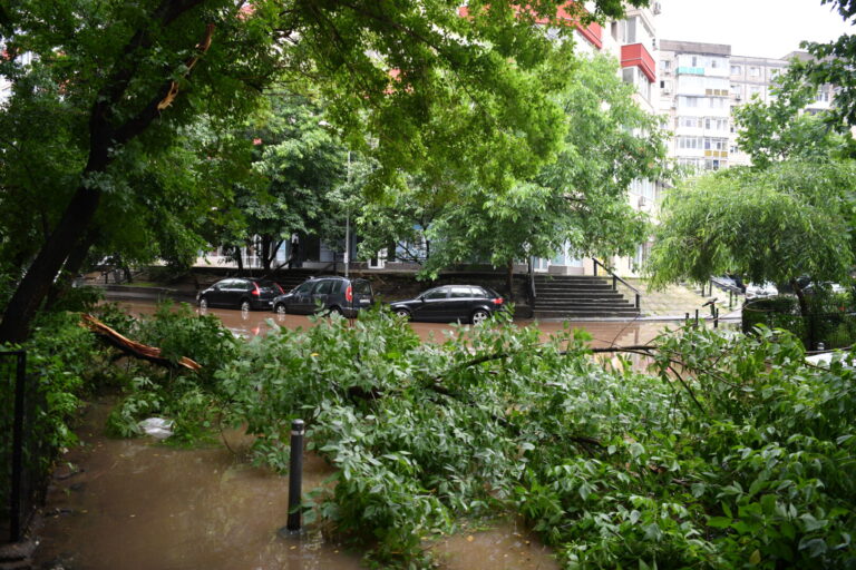 Storms in the Romanian capital leave one dead, two in hospital, flights grounded
