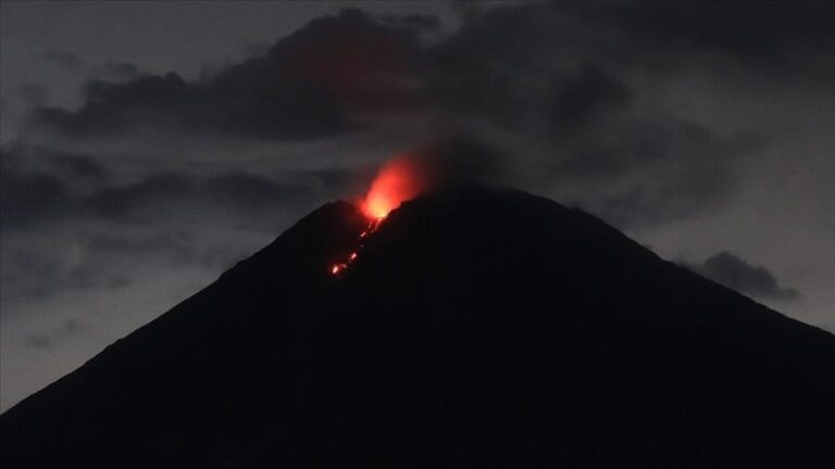 Vulcanul Kliucevskaia Sopka, din Orientul Îndepărtat rus, a început să erupă după seismul puternic de miercuri