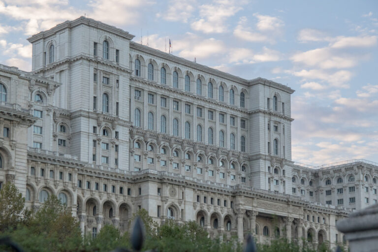 Sindicaliştii din Senatul României reclamă nivelurile „alarmante” de radiaţii electromagnetice şi cer menţinerea sporului pentru condiţii vătămătoare