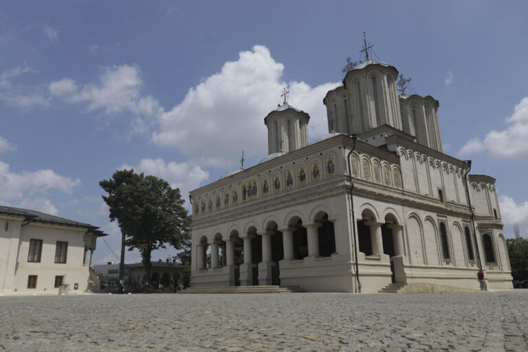 Patriarhia Română: Slujbă de mulțumire și de binecuvântare, în noaptea dintre ani, în toate bisericile