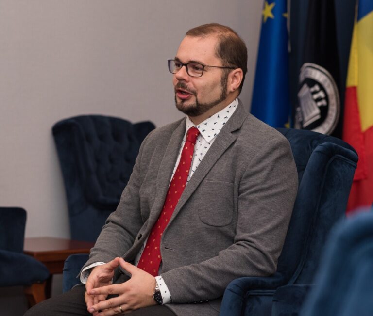 Sergiu Mişcoiu: România, printre ţările membre UE care au subliniat în off la Comisia Europeană că nu vor să rămână singure în calea unor atacuri militare dinspre Răsărit / Asta a contat în plierea pe condiţiile lui Trump