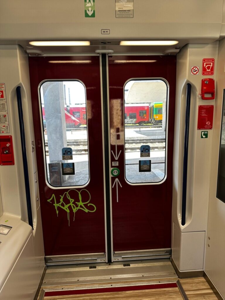 Primul tren electric nou din România a fost vandalizat, la nici un an de la intrarea pe traseu