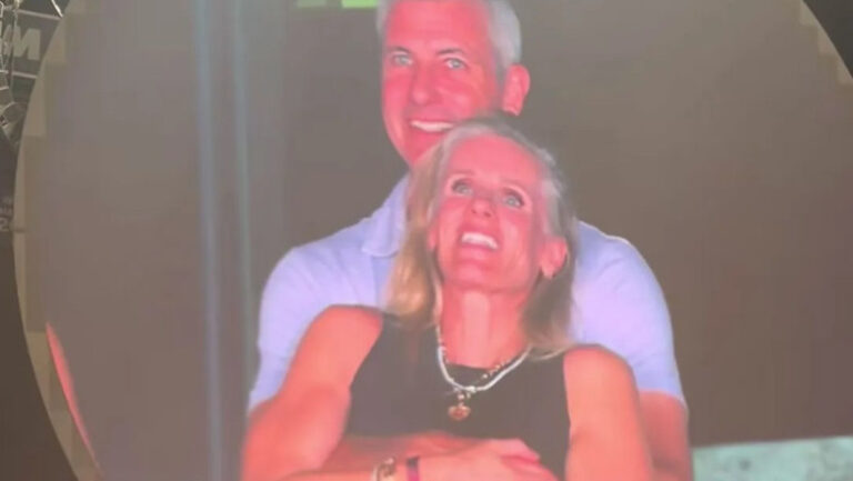 VIDEO | Moment stânjenitor la un concert Coldplay. CEO-ul căsătorit al unei companii, surprins în ipostaze tandre cu directoarea de HR
