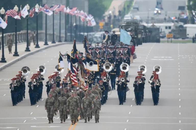 Armata lui Trump? Istoricul Timothy Snyder decriptează agenda liderului american, și identifică cel mai mare dușman al său