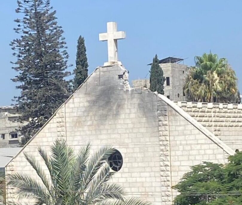 Atac israelian asupra singurei biserici catolice din Gaza unde fostul papă Francisc suna zilnic. Două femei au fost ucise, iar alte persoane rănite