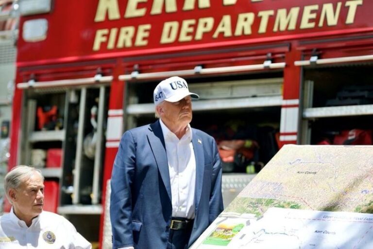 Trump, vizită în zonele afectate din Texas / Cum s-a schimbat tonul legat de desființarea FEMA