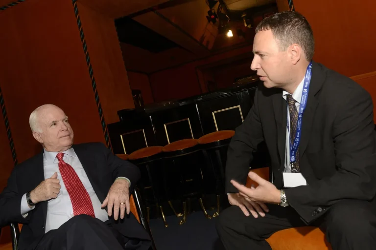 O întâlnire suprarealistă cu John McCain