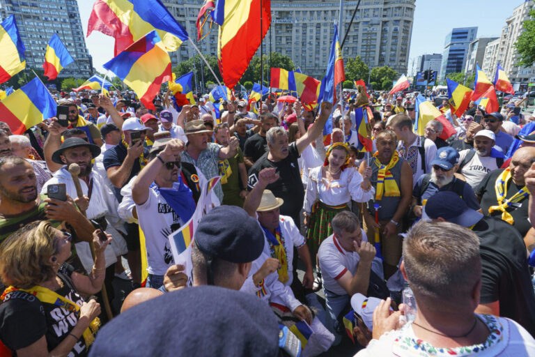 Protest violent împotriva Guvernului, în Piaţa Victoriei / Sute de persoane scandează lozinci pro-Călin Georgescu