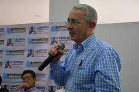 Fostul preşedinte columbian Avaro Uribe, condamnat la 12 ani de arest la domiciliu