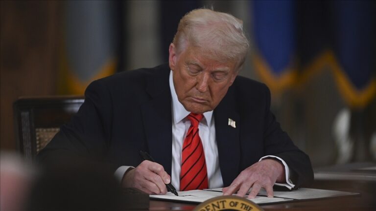 Trump anulează taxele vamale punitive impuse Indiei pentru importurile de petrol rusesc