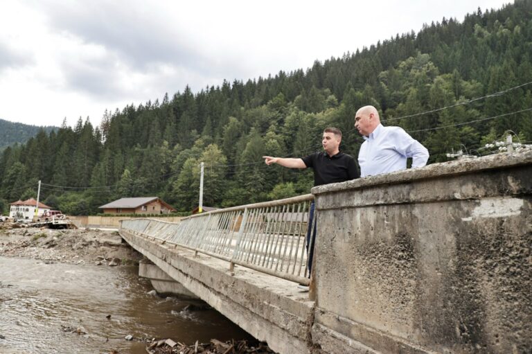 VIDEO | Bolojan, vizită la Broşteni, localitatea din Suceava afectată cel mai grav de inundaţii