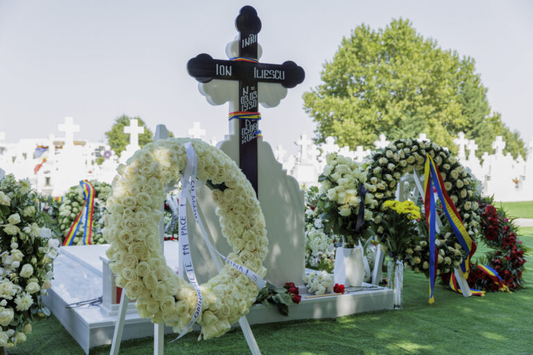 Nina Iliescu le-a mulțumit celor care au participat la funeralii: Ați răspuns cu demnitate la demnitate, cu dragoste și prețuire