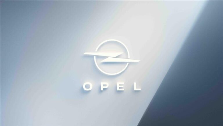 Opel renunță la obiectivul de a vinde numai automobile electrice începând din 2028
