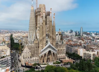 În prezenţa regelui Spaniei, Papa Leon al XIV-lea a binecuvântat ultimul şi cel mai înalt turn al catedralei „Sagrada Familia” din Barcelona