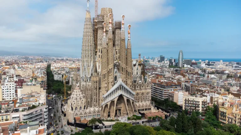 Sagrada Familia, cea mai înaltă biserică din lume, are acum 172,5 metri înălțime