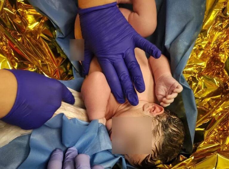 Un bebeluș s-a născut în ambulanță, în drum spre un spital din Capitală / DSU: „Primele sale plânsete au umplut autospeciala de bucurie”