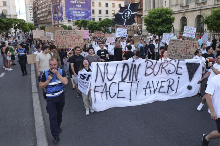 Studenții de la taxă nu vor mai beneficia de burse / ANOSR: O măsură injustă și discriminatorie