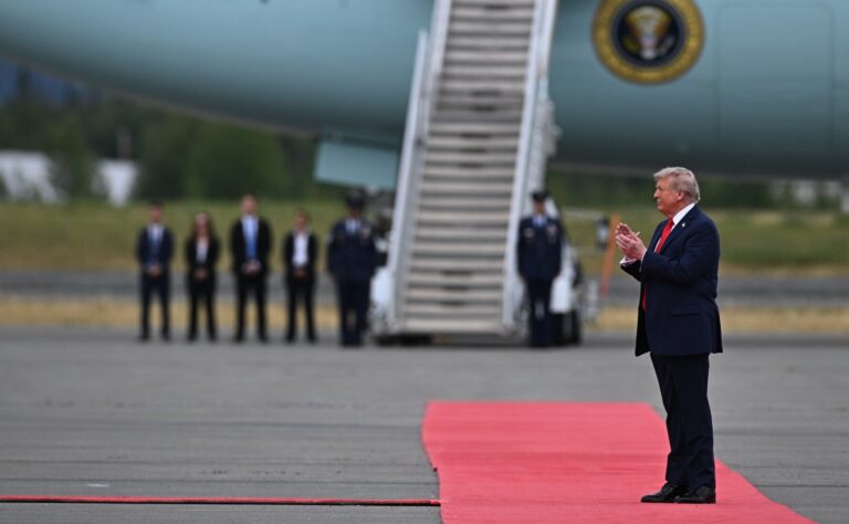 Covorul roșu întins de Trump lui Putin, exploatat propagandistic de MAE rus