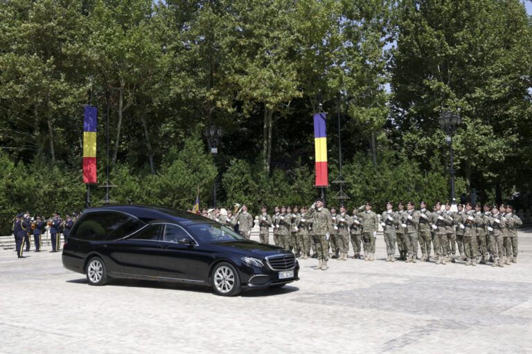 Garda de Onoare a prezentat ultimul onor pentru fostul președinte Ion Iliescu la Palatul Cotroceni