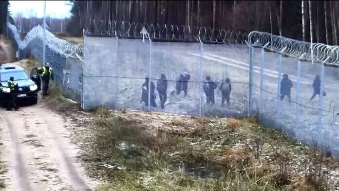 Militarii letoni resping cu gaze lacrimogene migranții care încearcă să treacă frontiera din Belarus