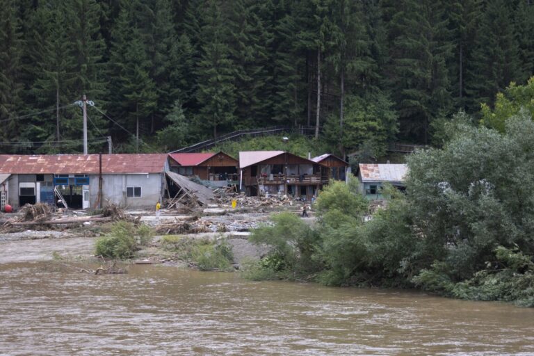 Arafat: Peste 680 de case afectate de inundații în judeţul Suceava. 170 de locuințe afectate în judeţul Neamţ