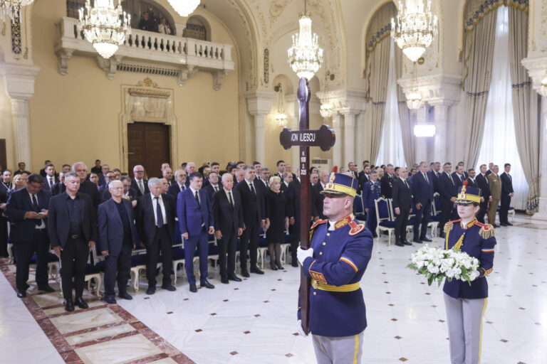 REPORTAJ | Ultima zi a lui Ion Iliescu la Cotroceni. „Familia” politică lângă sicriu. „Imnul golanilor”, cântat la plecarea cortegiului spre cimitir