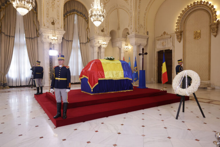Sicriul fostului președinte Ion Iliescu a părăsit Palatul Cotroceni