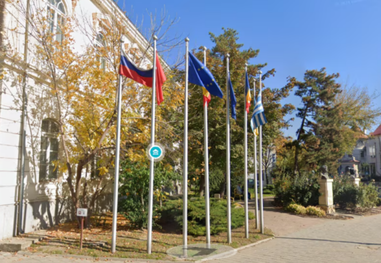 Steagul Federaţiei Ruse, arborat lângă Muzeul de Artă din centrul orașului Tulcea / MAE: Este inacceptabil