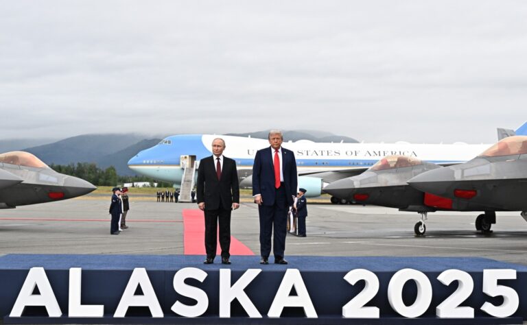 Fotografie cu Trump și Putin la summitul din Alaska, înrămată și agățată pe un perete de la Casa Albă