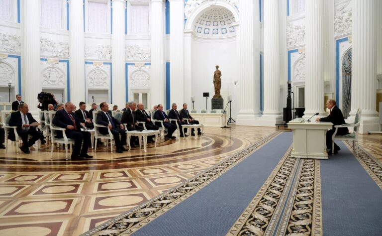 Dorința lui Putin de a distruge unitatea Occidentului continuă cu înverșunare. El pariază fie pe o străpungere militară, fie pe un aranjament cu Trump