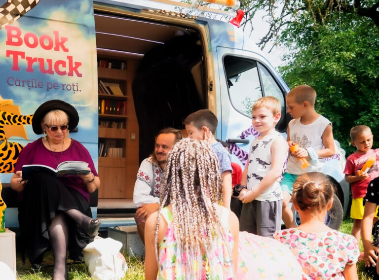 A treia bibliotecă mobilă BookTruck pornește prin satele din Cluj: povești pe roți pentru mii de copii